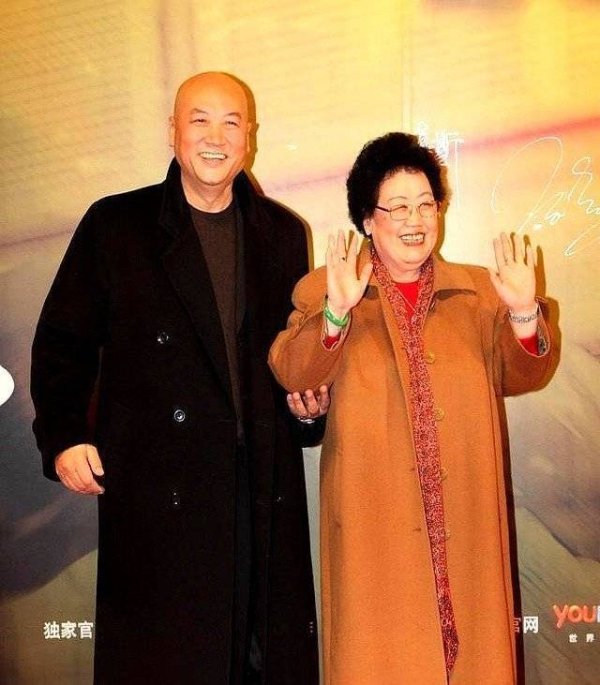 网上炒股配资公司 唐僧迟重瑞为娶女首富，36年不生孩子不演戏，晚年真要孤独终老？